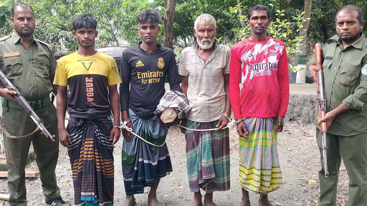 বিশ দিয়ে মাছ শিকারের দায়ে ৬ জেলে আটক। ছবি: প্রতিনিধি