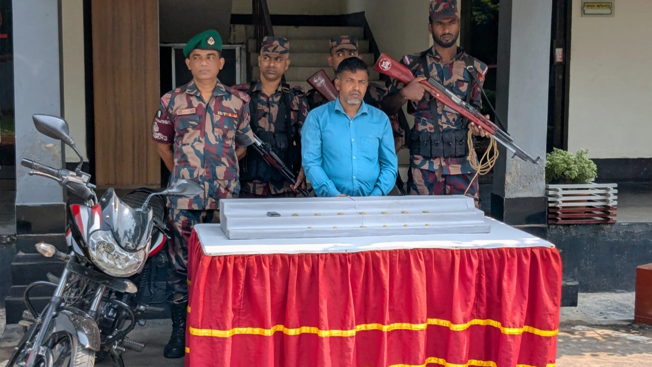 বেনাপোলে বিজিবির অভিযানে ২ কোটি ২২ লাখ টাকার স্বর্ণের বারসহ পাচারকারী আটক