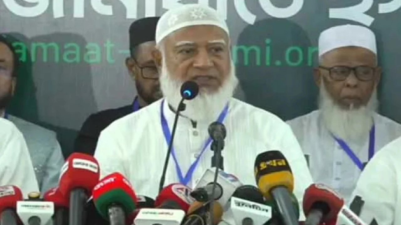 জামায়াতের কেন্দ্রীয় মজলিসে শূরার অধিবেশনে কথা বলছেন জামায়াতে ইসলামীর আমির ডা. শফিকুর রহমান