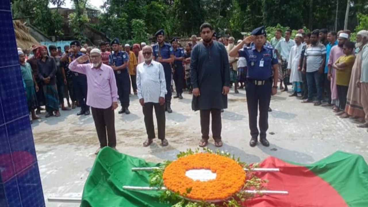 শার্শায় রাষ্ট্রীয় মর্যাদায় বীর মুক্তিযোদ্ধা খাইরুল হককে গার্ড অব অনার প্রদান