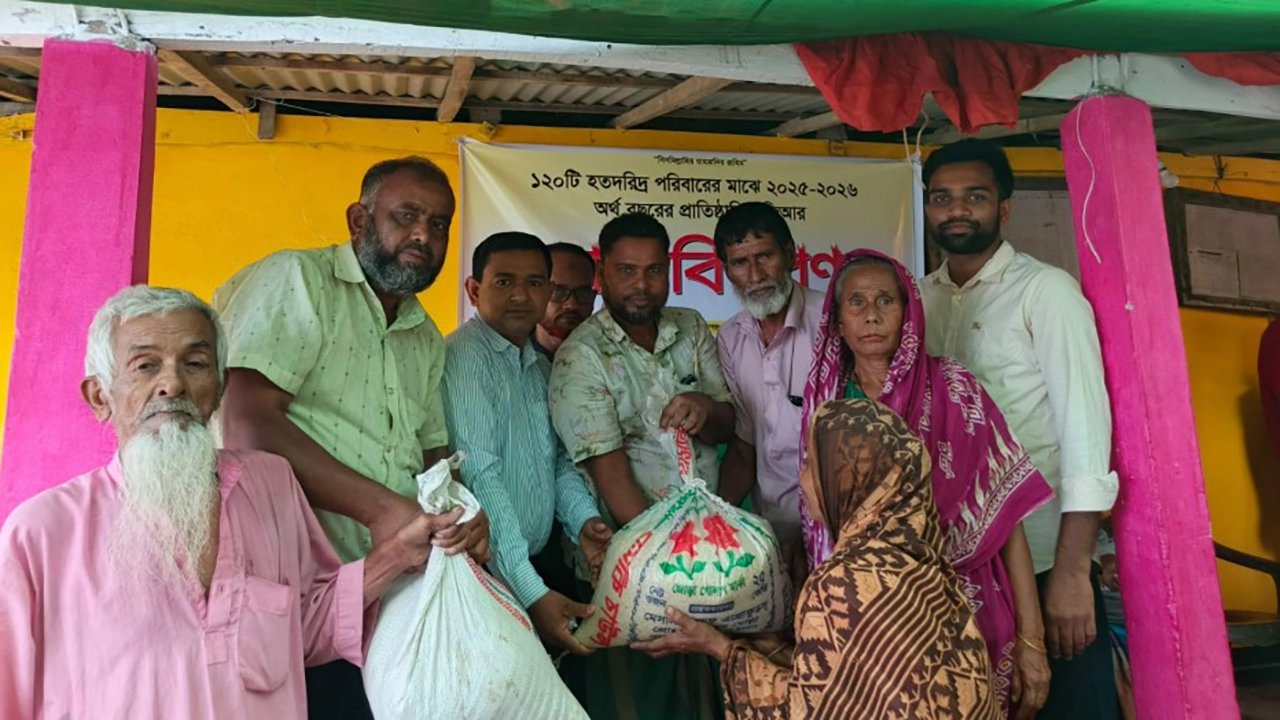 সুনামগঞ্জে ১২০ হতদরিদ্র পরিবারের মাঝে জিআর চাল বিতরণ