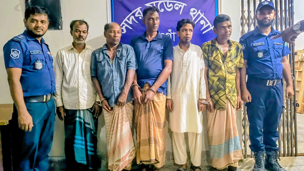 নওগাঁয় ‘শয়তানের নিঃশ্বাস’ স্প্রে দিয়ে লুট, চোরাই স্বর্ণসহ গ্রেফতার ৫