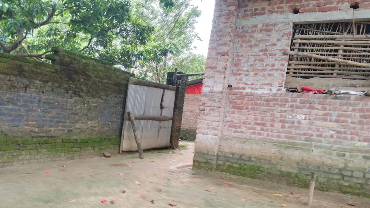 আদালতের রায়ের এক বছর পরও রাস্তা খুলে না দেওয়ার অভিযোগ