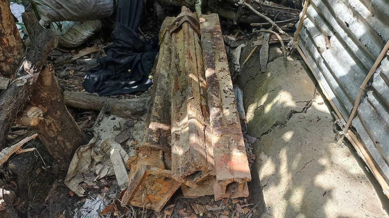 মোরেলগঞ্জে সরকারি লোহার খাম্বা উদ্ধার, এলাকায় চাঞ্চল্য