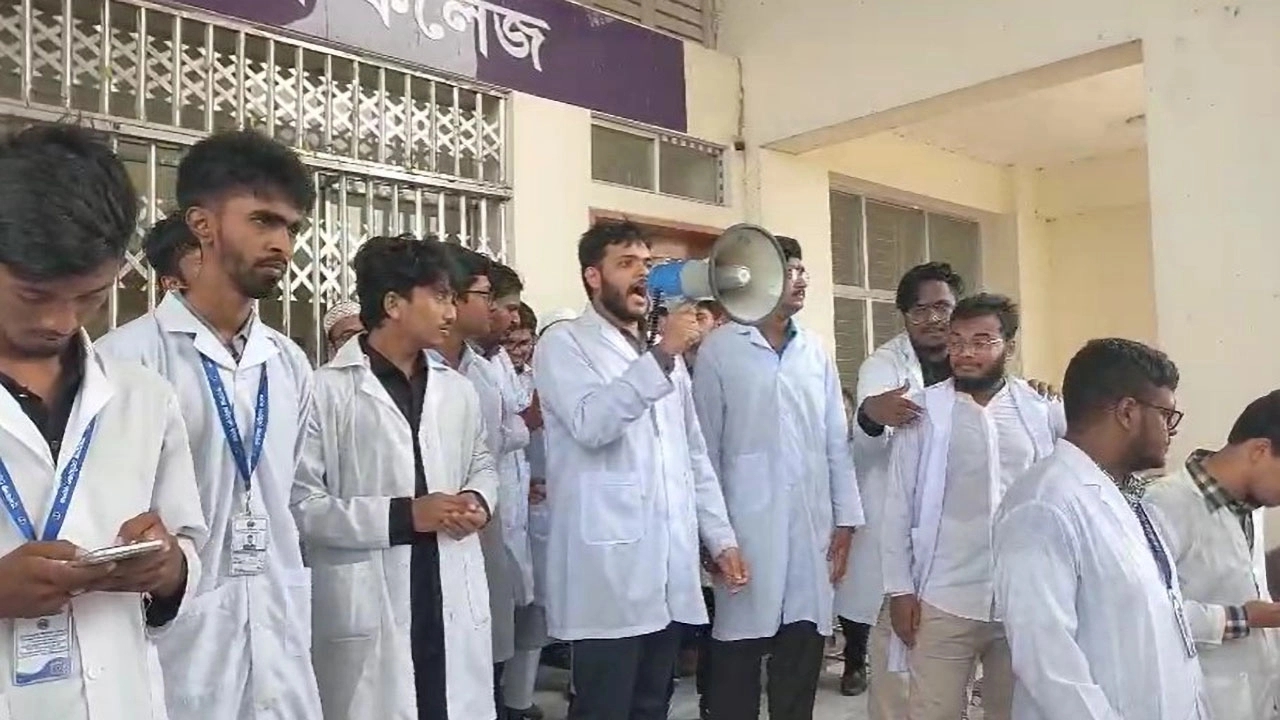 ক্লাস বর্জন করে ‘শাট ডাউন’ কর্মসূচি, বিক্ষোভ অব্যাহত