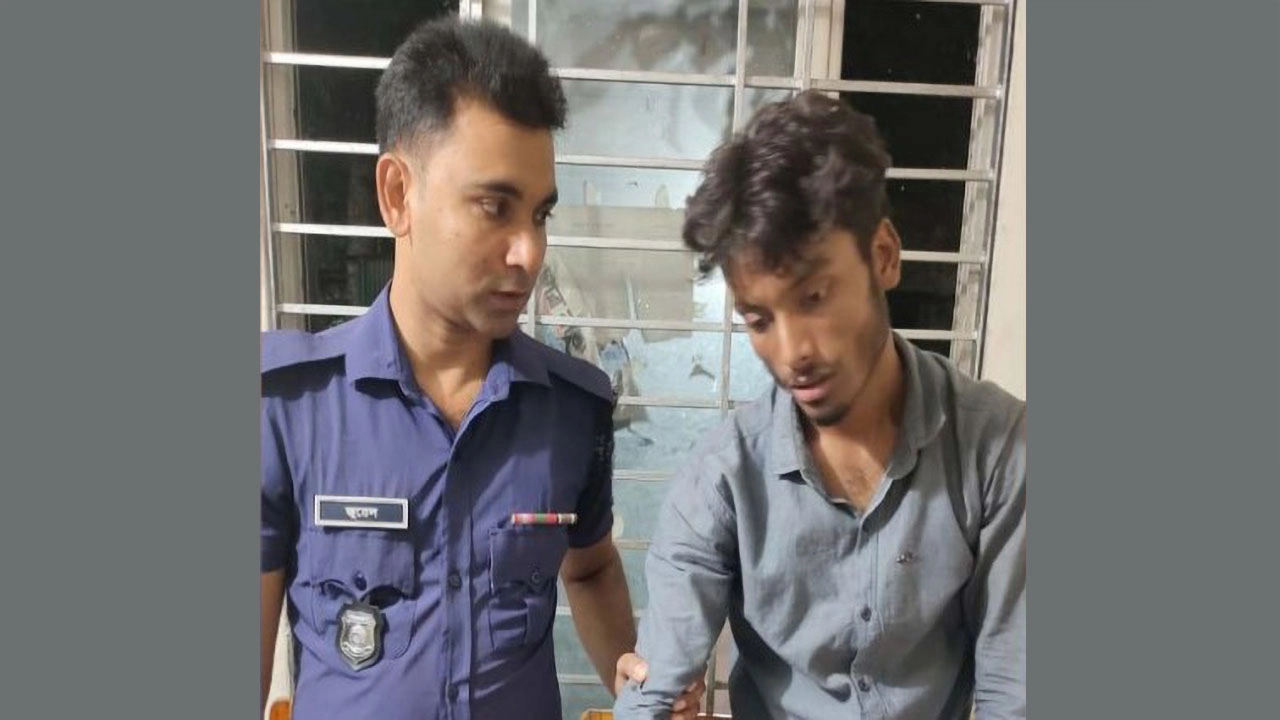 মোবাইল ব্যাংকিং দোকানে প্রতারণার অভিযোগে যুবক আটক