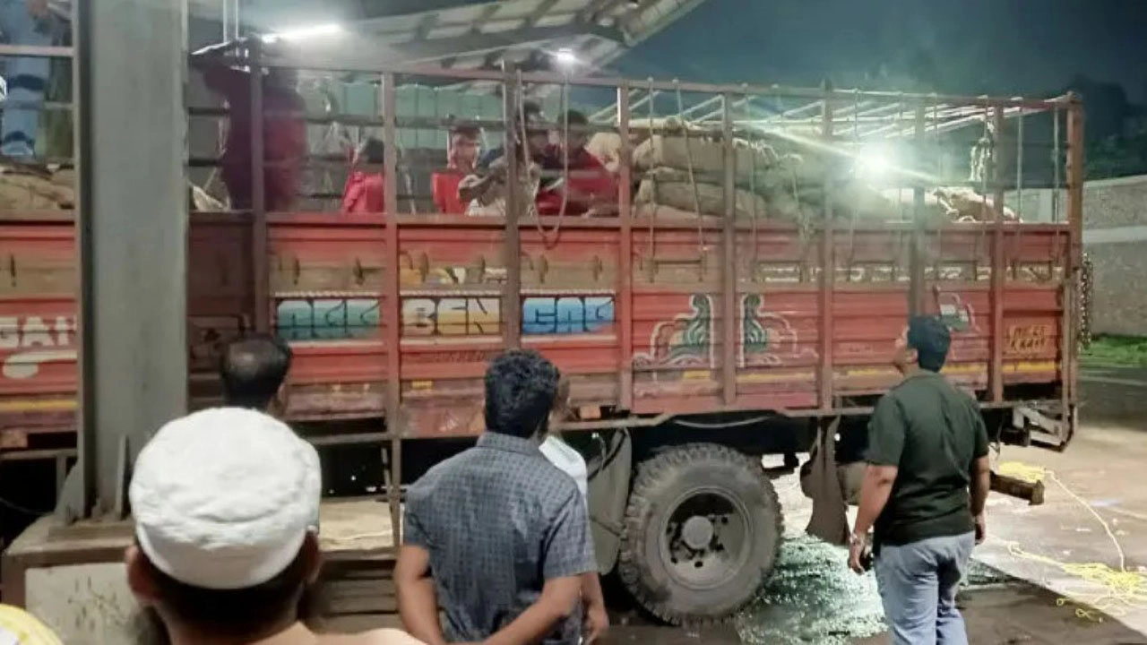 বেনাপোলে আনসার সদস্যসহ ১১ জনের বিরুদ্ধে পণ্য পাচারের মামলা