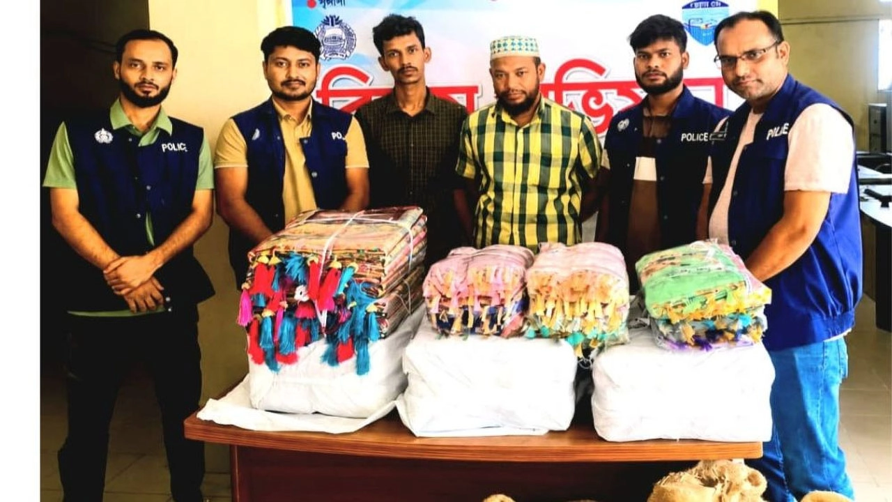 হাটহাজারীতে ভারতীয় পণ্যসহ আটক ২