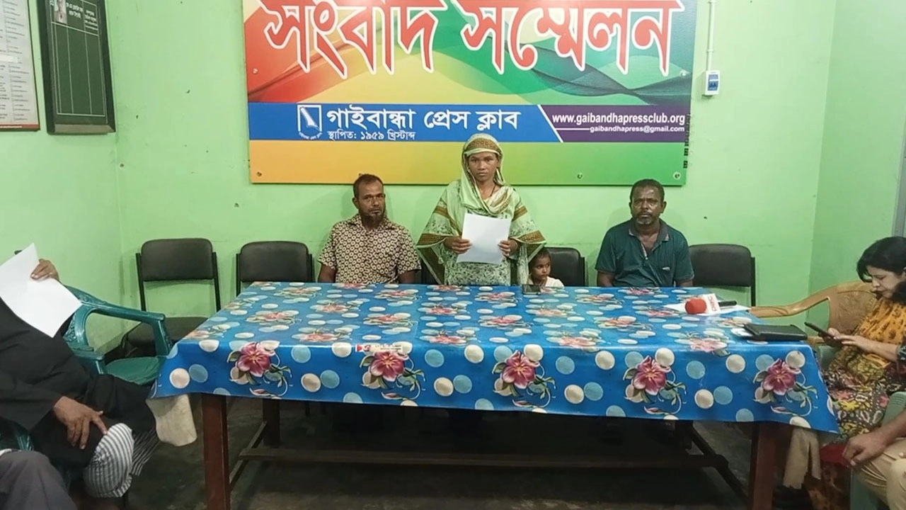 পলাশবাড়ীতে মারধর ও বাড়িঘর ভাঙচুরের প্রতিবাদে সংবাদ সম্মেলন