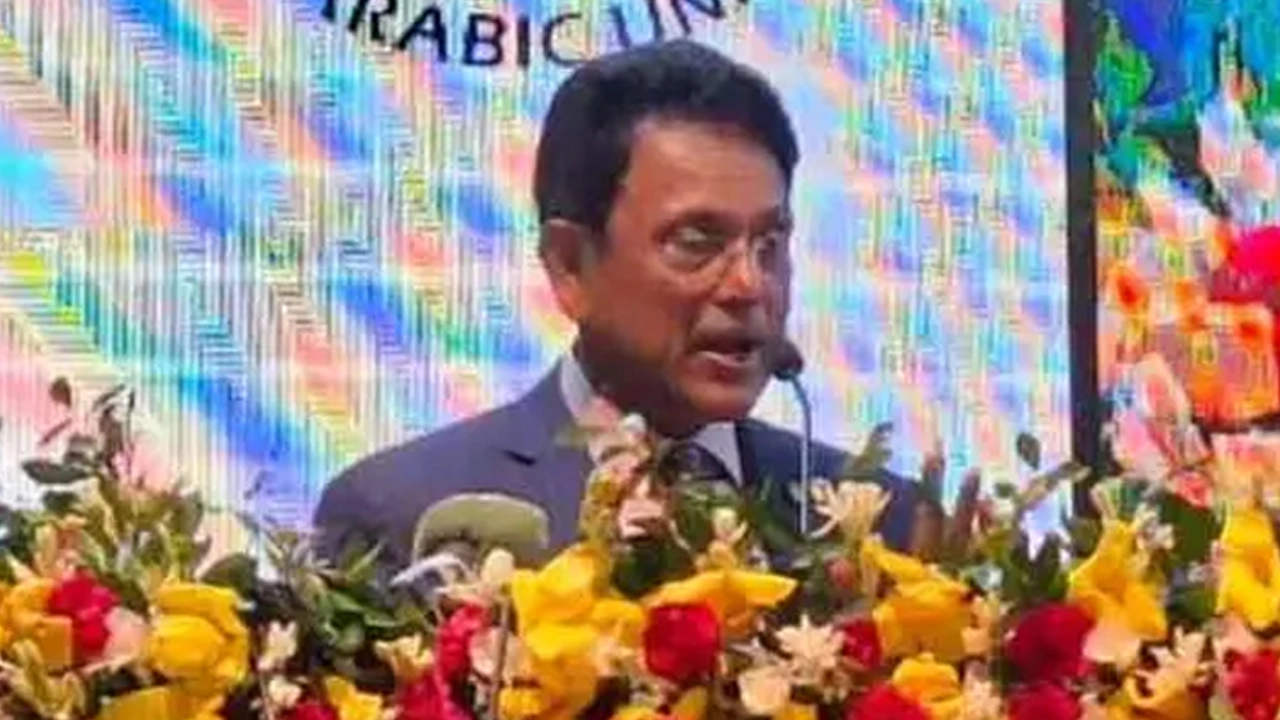 শিক্ষার্থীদের অ্যাওয়ার্ড প্রদান অনুষ্ঠানে প্রধান অতিথির বক্তব্য রাখছেন শিক্ষামন্ত্রী।