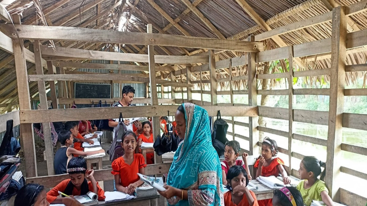 মোরেলগঞ্জে ৫ বছর ধরে পলিথিন টাঙ্গিয়ে ছাপড়া ঘরে বিদ্যালয়ে শিক্ষার্থীদের পাঠদান