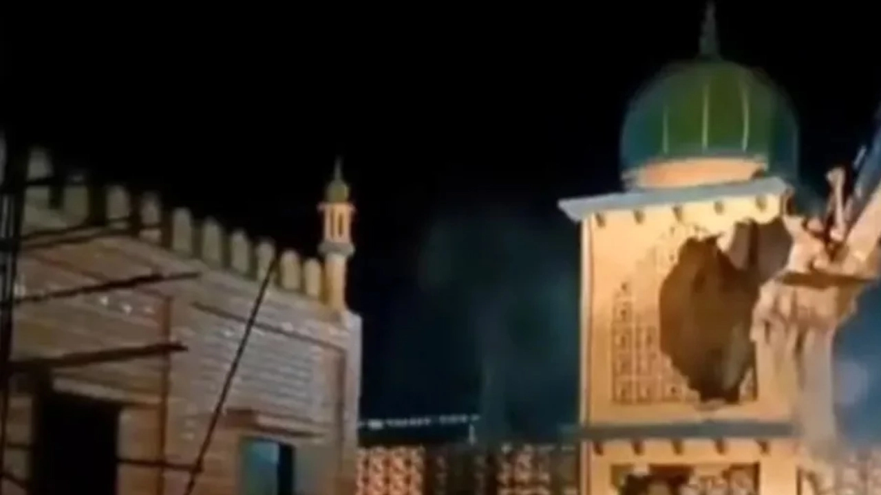 আবারও ভারতের গুজরাটে ভাঙা হলো ৩টি মসজিদ