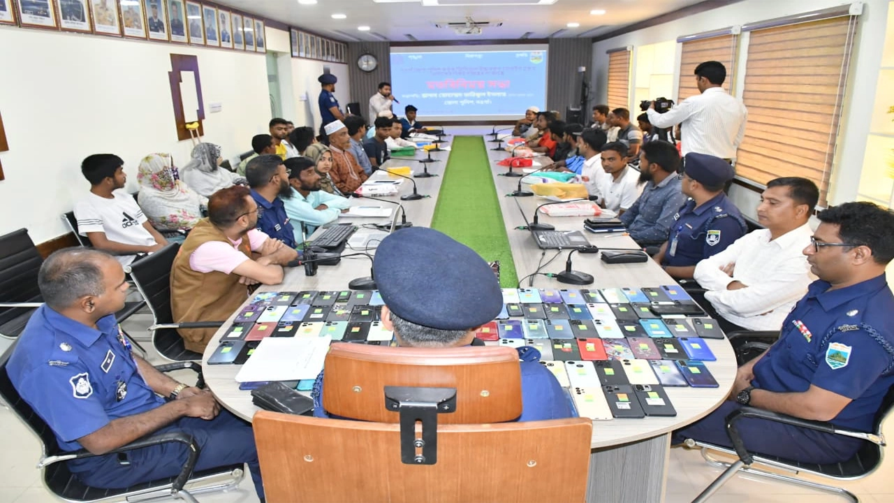 নওগাঁয় ১০১টি হারানো মোবাইল উদ্ধার, মালিকদের হস্তান্তর