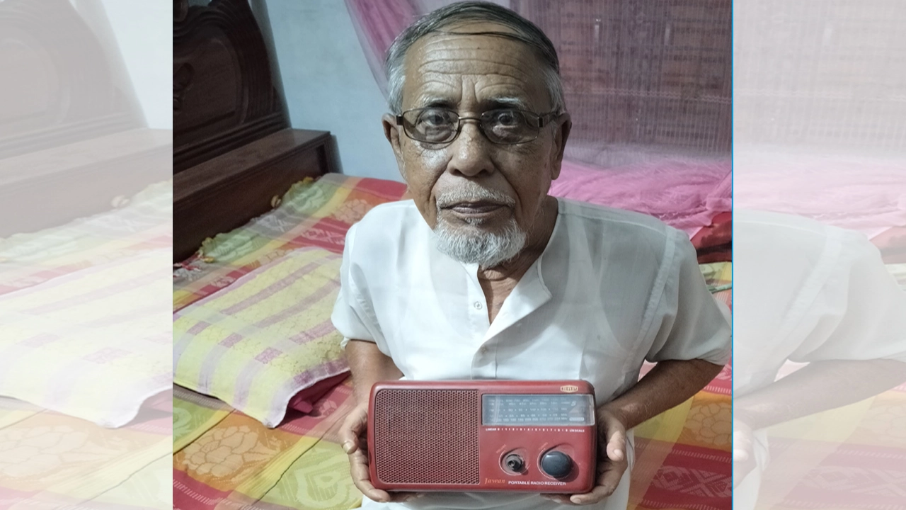 প্রযুক্তির যুগেও রেডিওর প্রতি অটুট ভালোবাসা খলিলুর রহমানের
