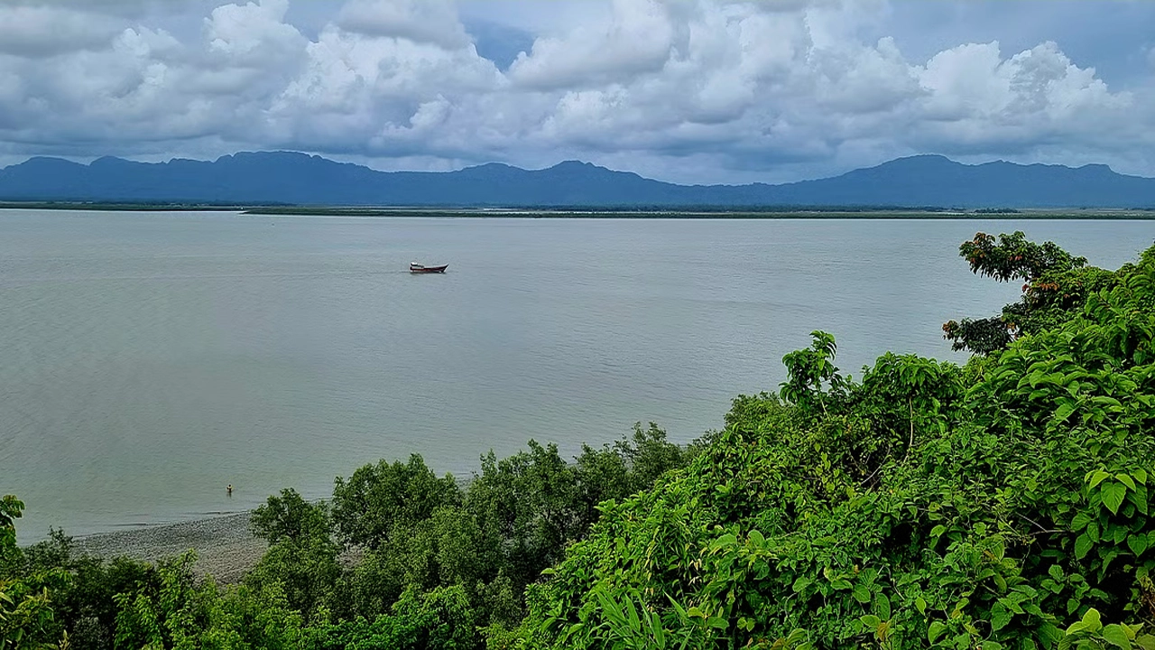 মিয়ানমারের গোলাগুলির শব্দে কাঁপছে টেকনাফ সীমান্তের বাড়িঘর