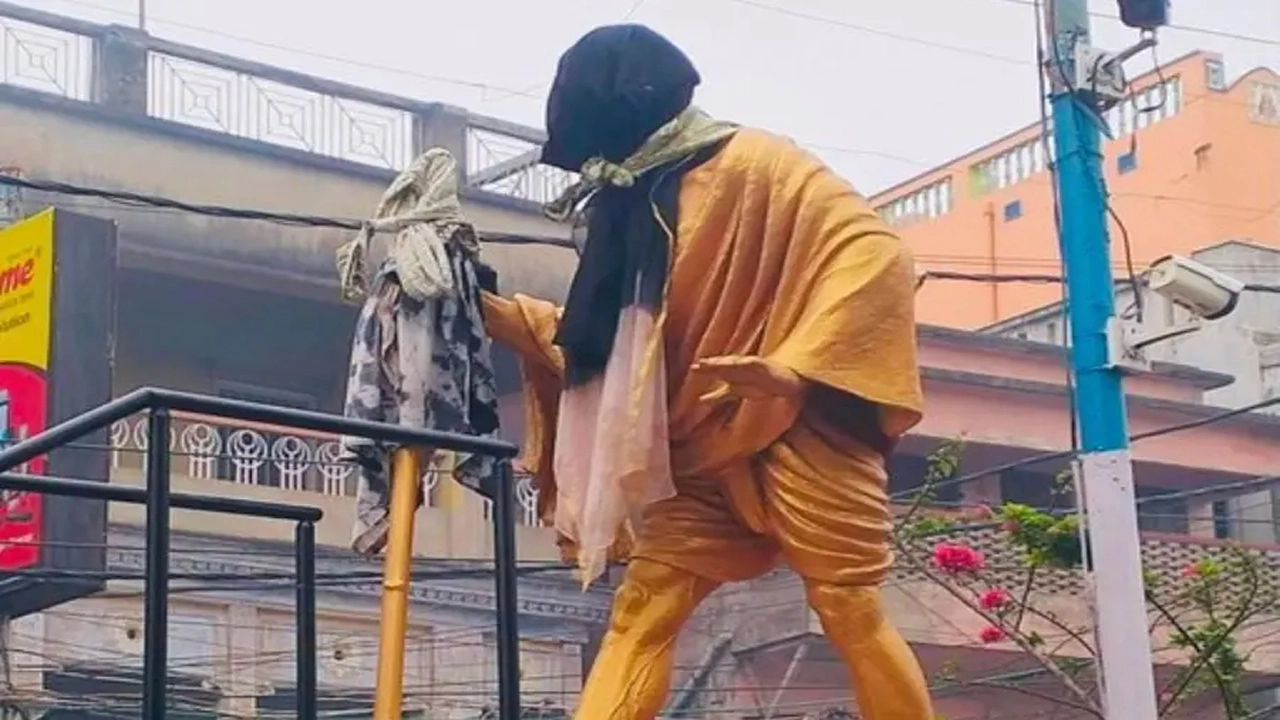 মহাত্মা গান্ধীর মূর্তির মুখ কালো কাপড়ে ঢাকা কেন?