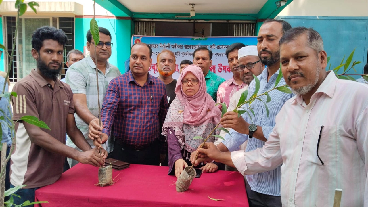 মহেশপুরে ৯৯০ কৃষকের মাঝে কৃষি উপকরণ ও বৃক্ষরোপণ সামগ্রী বিতরণ