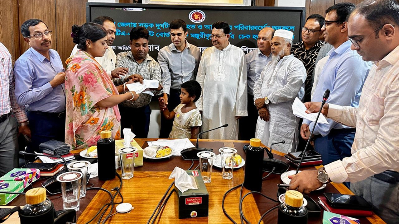 পাবনায় সড়ক দুর্ঘটনায় ক্ষতিগ্রস্ত পরিবারের মাঝে অনুদানের চেক বিতরণ