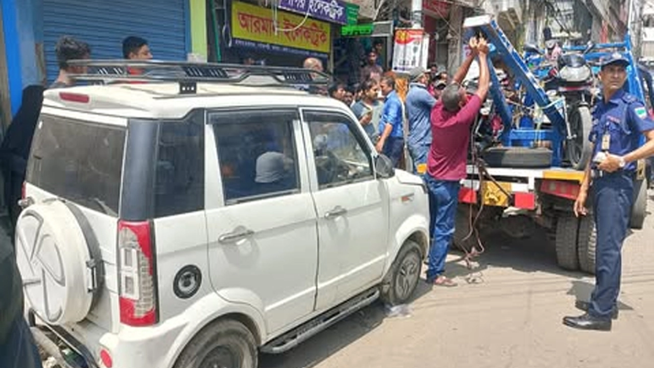 যশোরে অবৈধ পার্কিংয়ে গাড়ি জব্দ, ১০ মোটরসাইকেল চালকের বিরুদ্ধে মামলা