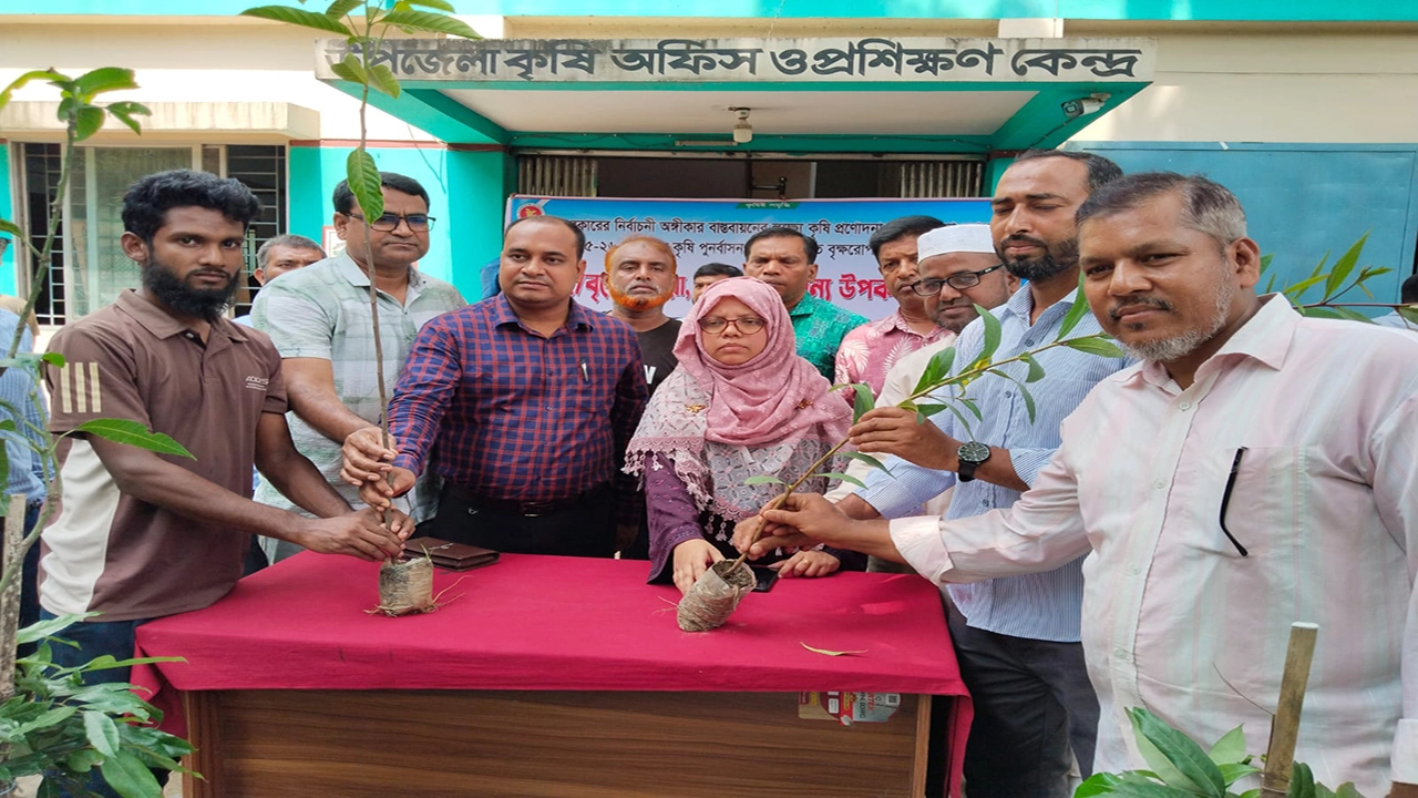 মহেশপুরে ৯৯০ কৃষকের মাঝে কৃষি উপকরণ ও বৃক্ষরোপণ সামগ্রী বিতরণ
