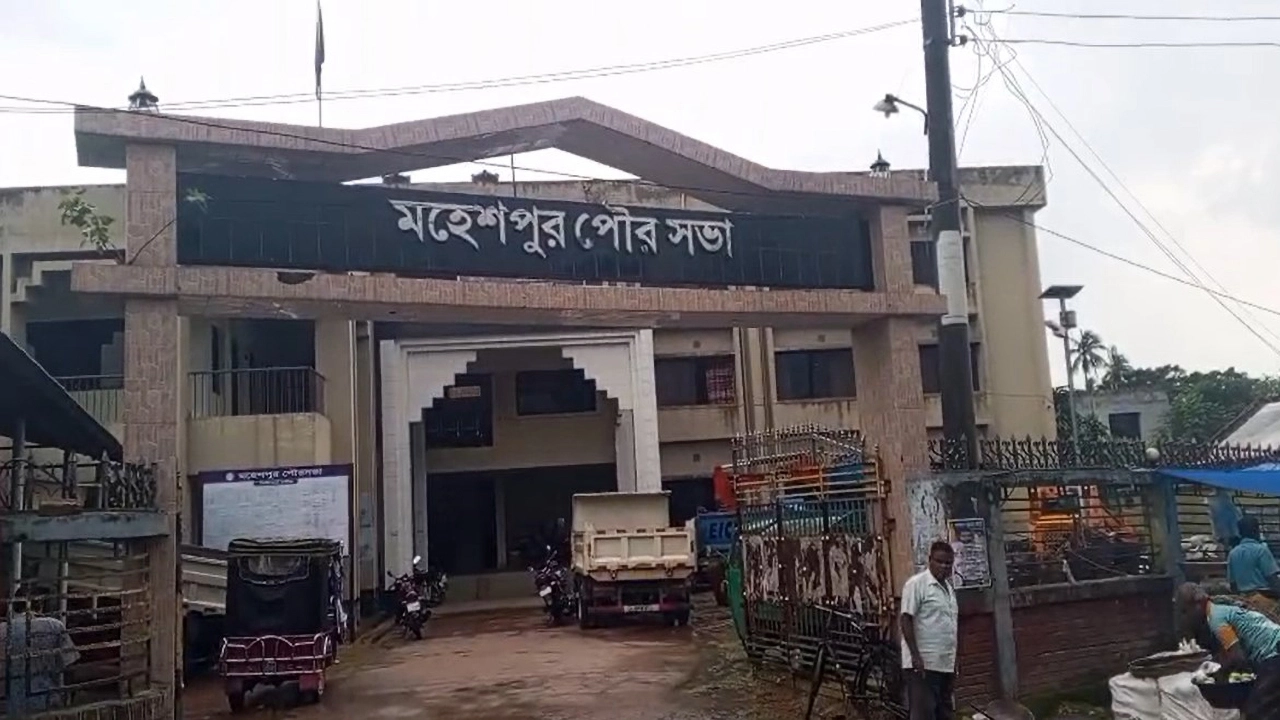 মহেশপুর পৌরসভায় কার্যালয়ে তালা দেওয়ার অভিযোগ