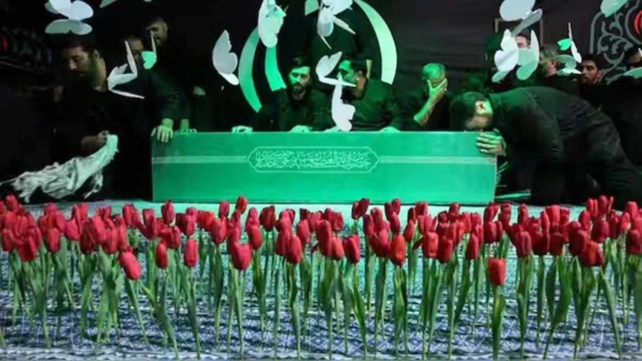 তেহরানে লাখো মানুষের সমাগম, খামেনির কফিন নেয়া হলো হত্যাকাণ্ডের স্থানে