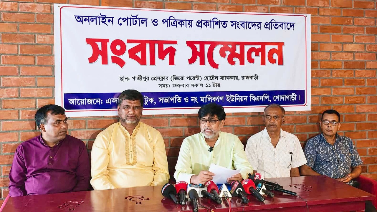 সংবাদের প্রতিবাদে সংবাদ সম্মেলন করেছেন এহসানুল কবির টুকু। ছবি: প্রতিনিধি