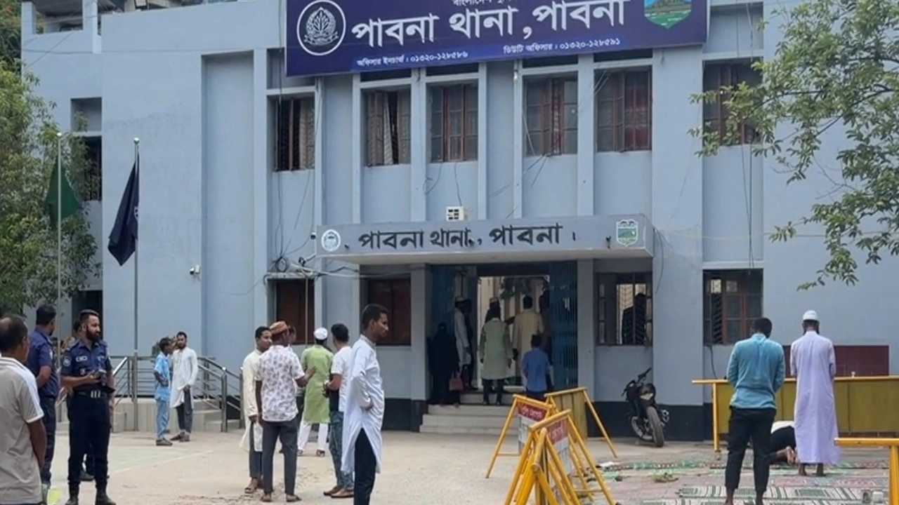 মোটরসাইকেল বিক্রি করতে গিয়ে বাসের ধাক্কায় প্রাণ গেল স্কুলছাত্রের