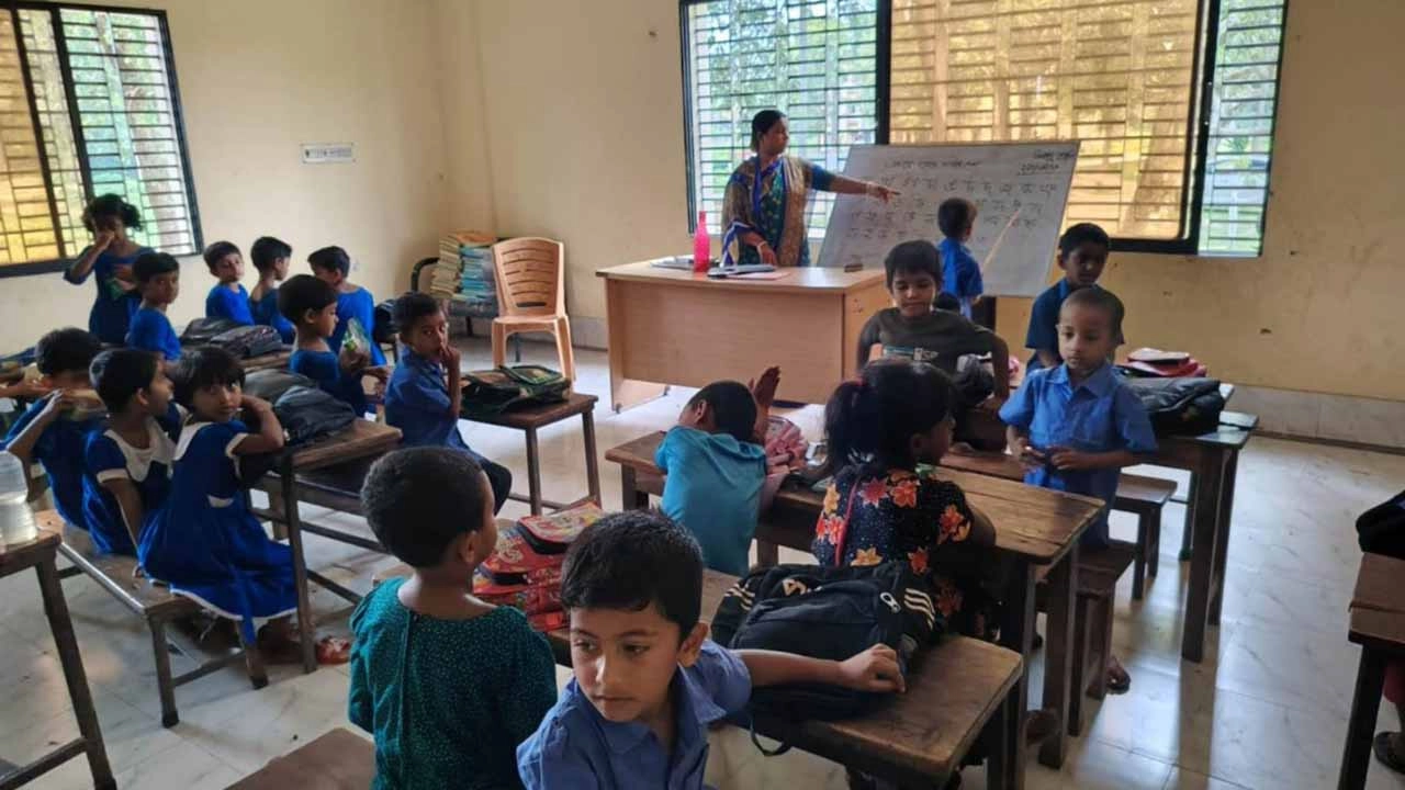 সাগরদাঁড়ি সরকারি প্রাথমিক বিদ্যালয়ের ভবন পরিত্যক্ত, মধুমঞ্চে চলছে পাঠদান
