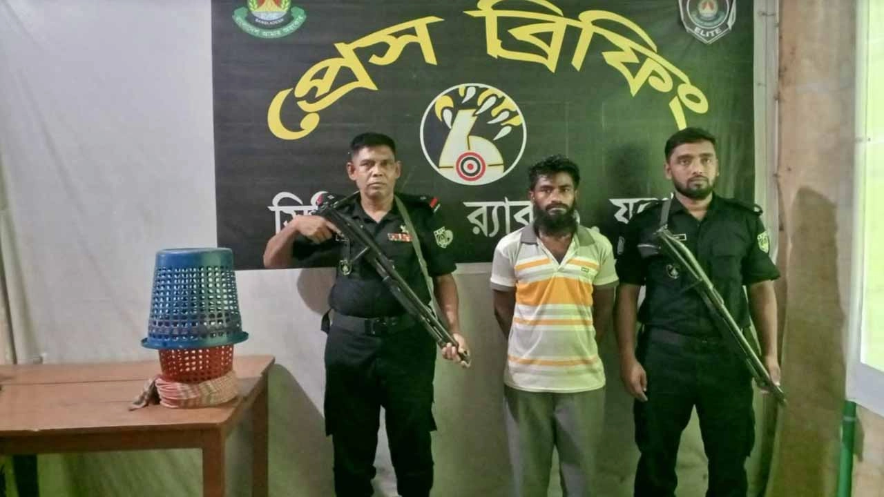যশোরে র‌্যাবের অভিযানে দুই তক্ষক উদ্ধার, যুবক আটক