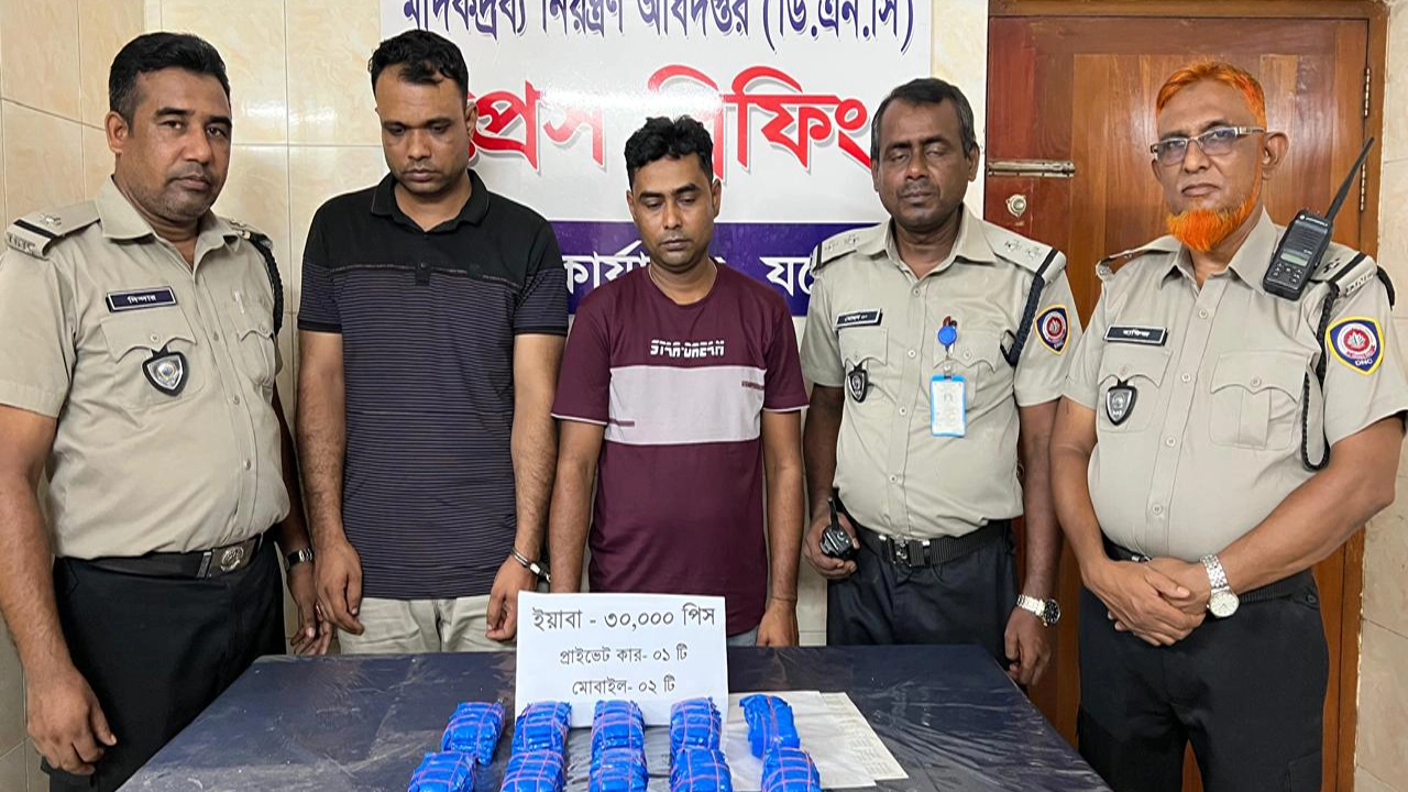 প্রাইভেট কারের গোপন চেম্বারে ৩০ হাজার ইয়াবা, আটক ২