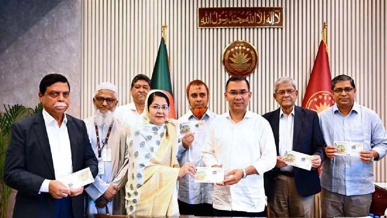 ‘উন্নত পল্লী সমৃদ্ধ দেশ, সবার আগে বাংলাদেশ’ স্মারকে ডাক টিকিট উদ্বোধন