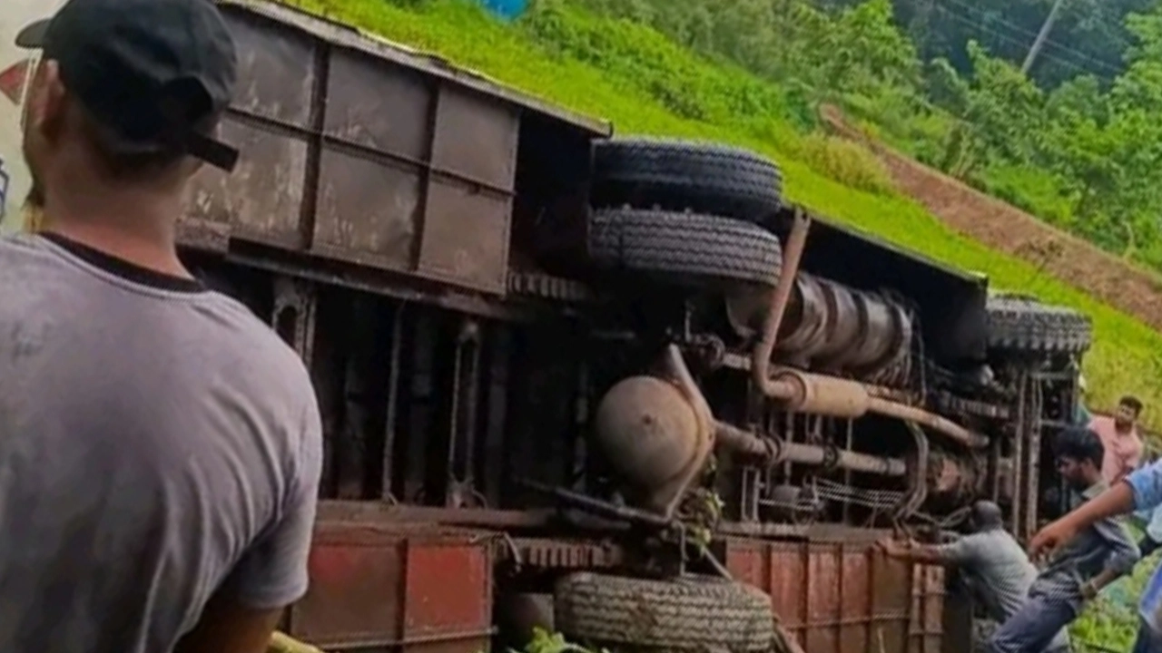 বাস খাদে পড়ে প্রাণ হারালেন সুপারভাইজার