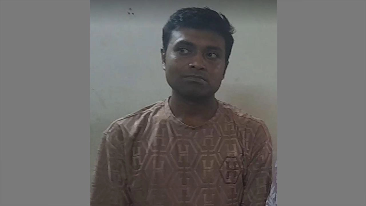 আদালত চত্বরে মোবাইল-ব্যাগ টানাটানি, ৫ ঘণ্টা হাজতবাসের পর মুক্ত