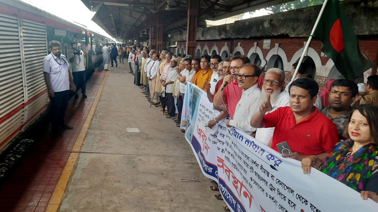 প্রভাতী ট্রেনসহ ছয়দফা দাবিতে যশোর রেলওয়ে জংশনে অবস্থান,রেল অবরোধের আল্টিমেটাম