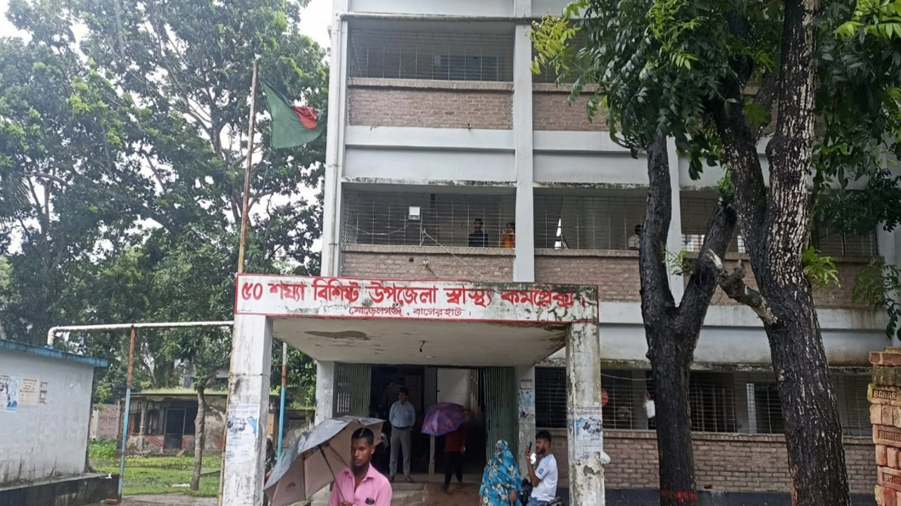 ভবন সংকটেও থেমে নেই মোরেলগঞ্জ হাসপাতালের চিকিৎসাসেবা
