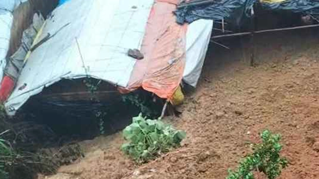 কক্সবাজারে বন্যা ও পাহাড়ধস : ৩৩ ইউনিয়ন প্লাবিত, নিহত ১২