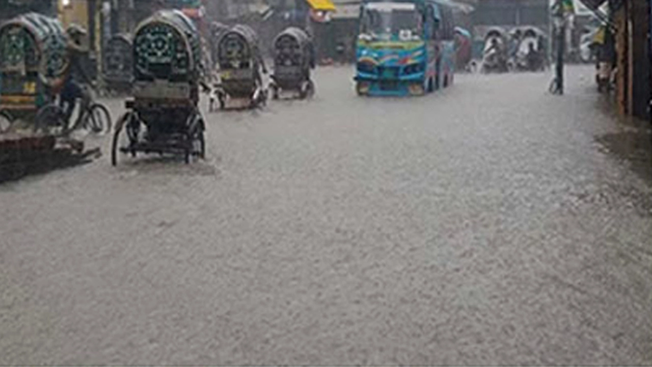 চার দশকের মধ্যে সর্বোচ্চ বৃষ্টিপাতে দিশেহারা চট্টগ্রামের মানুষ
