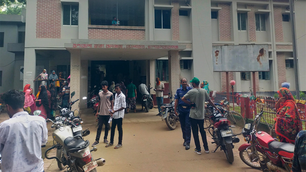 ভোলাহাটে মোটরসাইকেল ও বাইসাইকেলের মুখোমুখি সংঘর্ষে প্রাণ গেল বৃদ্ধের