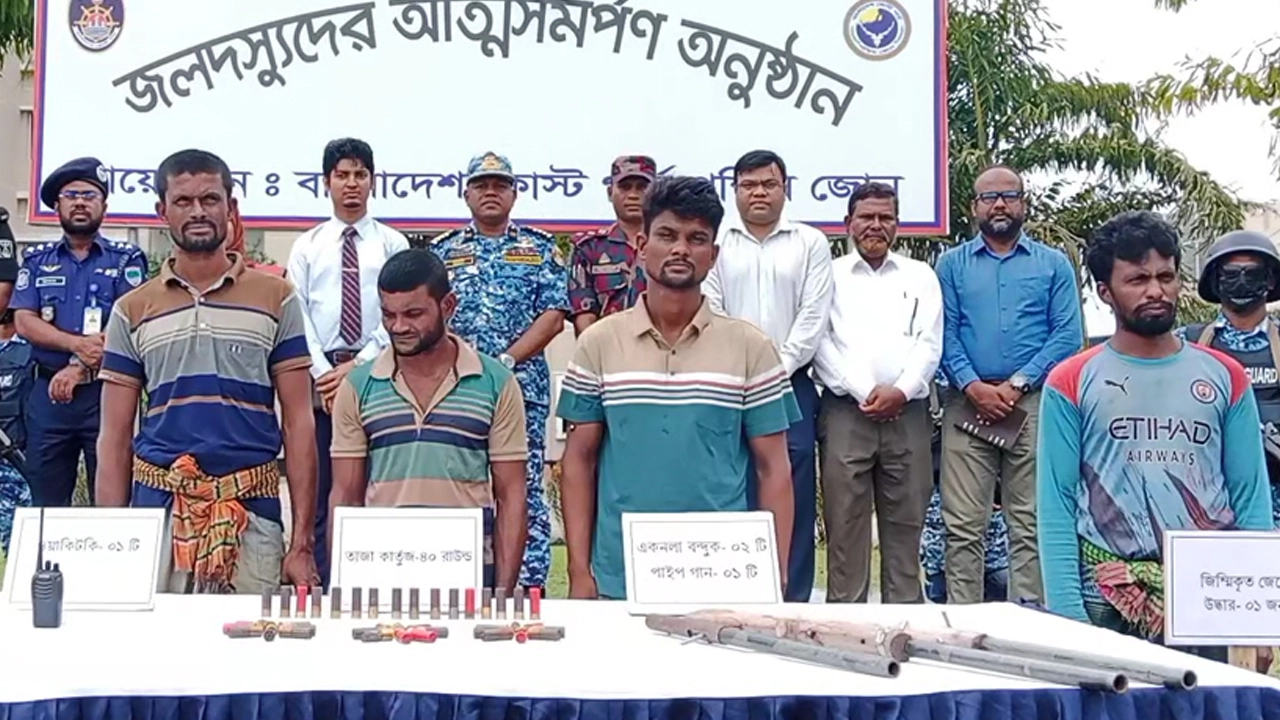 সুন্দরবনে বড় জাহাঙ্গীর বাহিনীর ৩ সদস্য আত্মসমর্পণ, অস্ত্র ও গুলি উদ্ধার