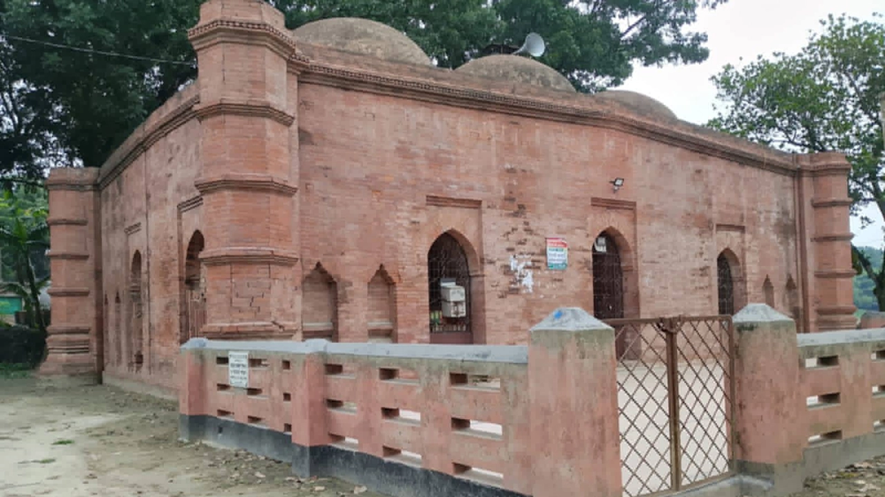 প্রায় ৭০০ বছরের প্রাচীন মসজিদ