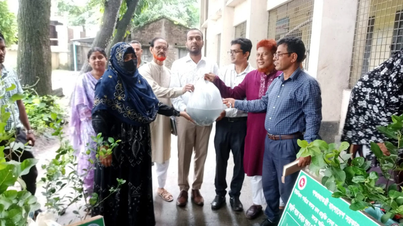 অভয়নগরে উৎপাদন বাড়াতে ৬ চাষির মধ্যে মৎস্য উপকরণ বিতরণ