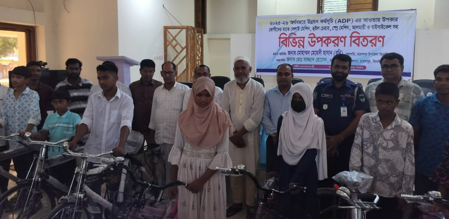 মহেশপুরে ৬০ পরিবারে বিভিন্ন উপকরণ বিতরণ