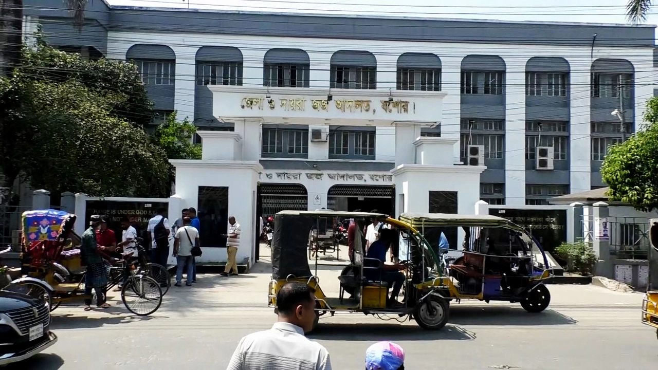 যশোরে প্রেমিকার কপালে প্রকাশ্যে সিঁদুর, যশোর আদালত চত্বরে তোলপাড়
