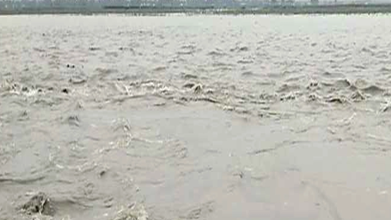 তিস্তার পানি বিপদসীমার কাছাকাছি, লালমনিরহাটে বন্যার আশঙ্কা