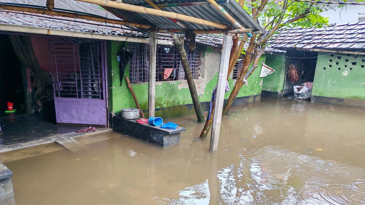 যশোরে রেকর্ড বৃষ্টিতে ভয়াবহ জলাবদ্ধতা চরম ভোগান্তিতে শহরবাসী