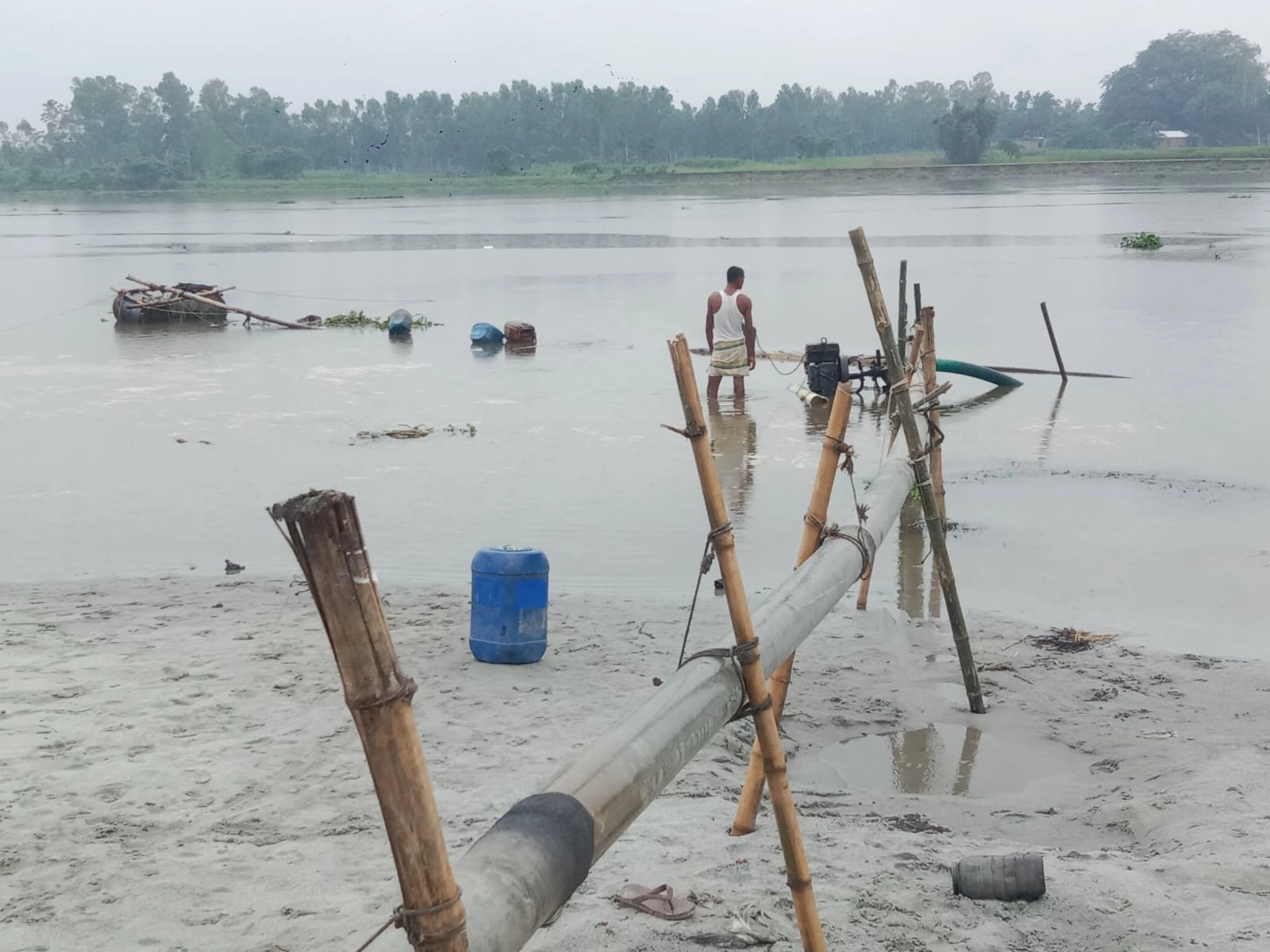 বদরগঞ্জে যমুনেশ্বরী নদী থেকে অবৈধ বালু উত্তোলনের অভিযোগ