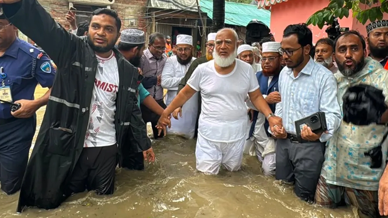 চট্টগ্রামের বাঁশখালীতে বন্যার্তদের পাশে জামায়াত আমির