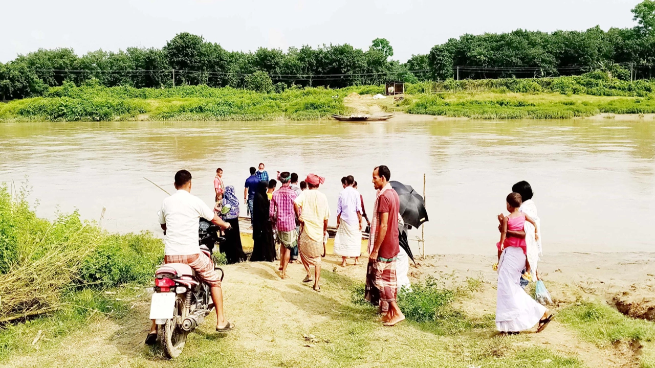 সেতুর অভাবে জীবনের ঝুঁকি নিয়ে চলছে মানুষের পারাপার