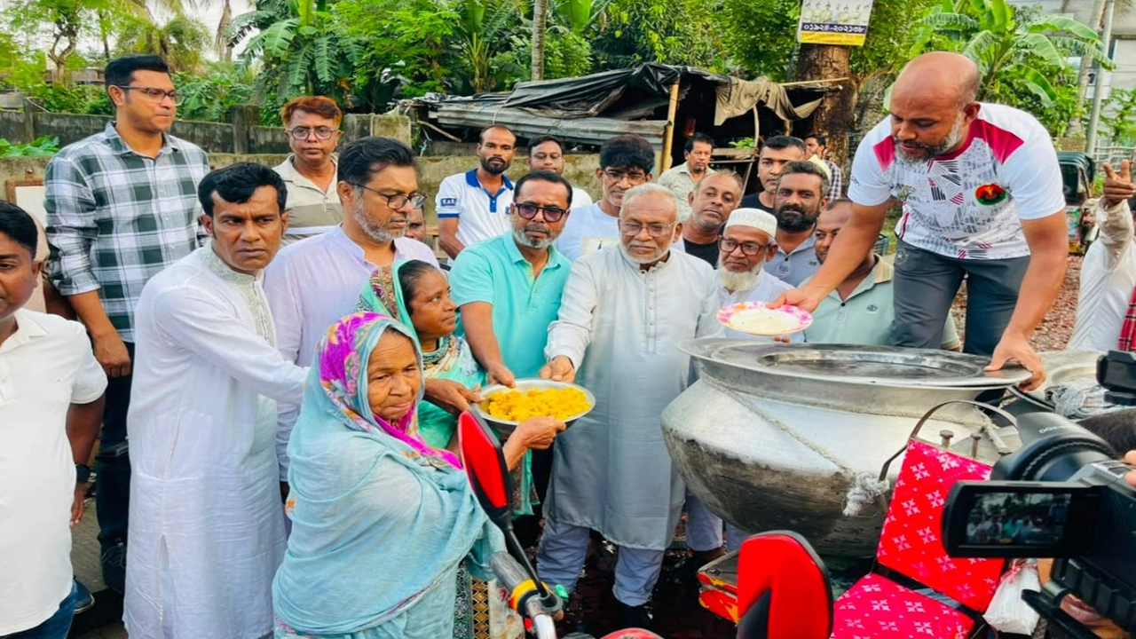 জলাবদ্ধতায় পানিবন্দী মানুষের পাশে বিএনপি নেতাকর্মীরা, ঘরে ঘরে খাবার বিতরণ